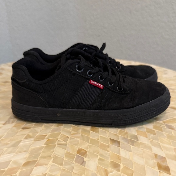 Levi's Kids All-Black Sneakers US 1 kids - Picture 1 of 13